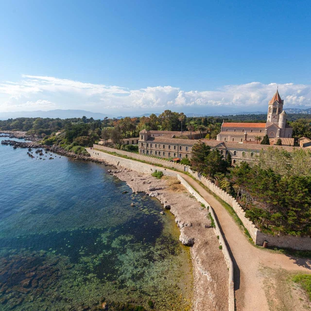 Vue sur la mer et le monastère de Saint-Honorat