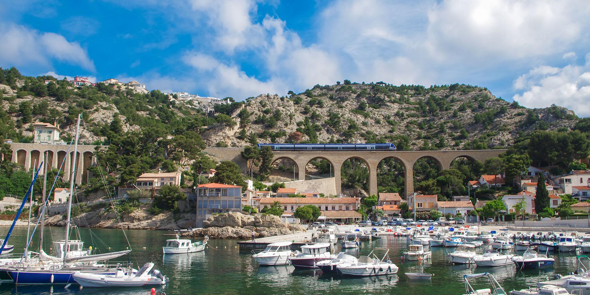 Vue du port d'Ensuès-la-Redonne et du train passant sur le viaduc et ses arcades