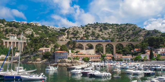 Vue du port d'Ensuès-la-Redonne et du train passant sur le viaduc et ses arcades