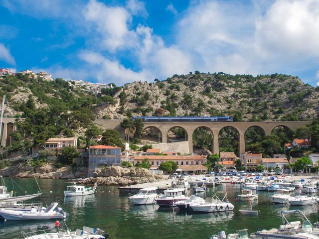 Vue du port d'Ensuès-la-Redonne et du train passant sur le viaduc et ses arcades