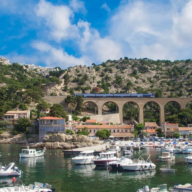 Vue du port d'Ensuès-la-Redonne et du train passant sur le viaduc et ses arcades