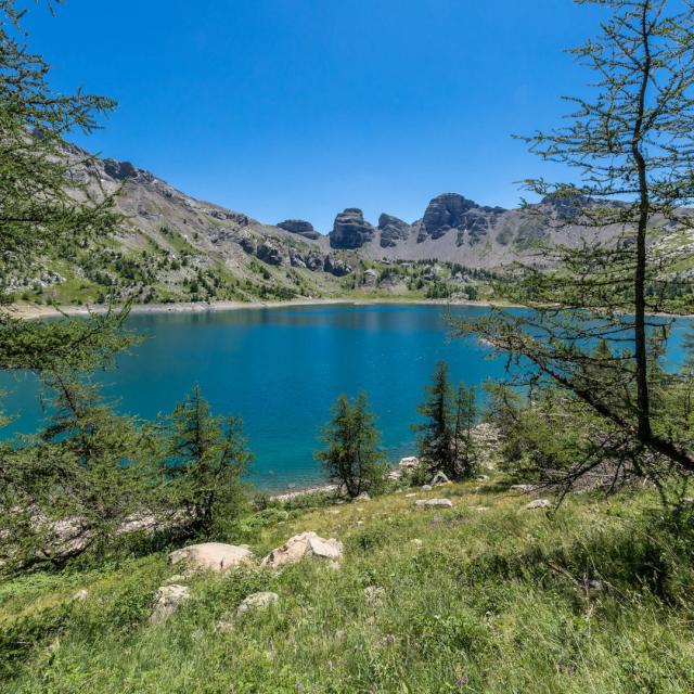 Le lac d'Allos et le ciel bleu