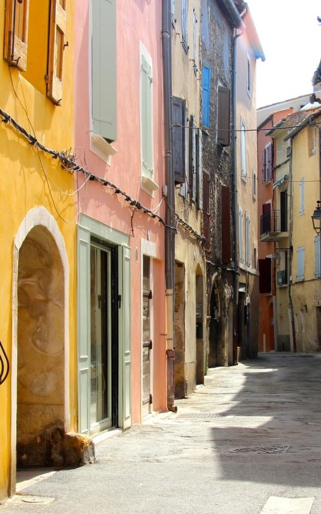 Malerische Gasse in Manosque, Provence