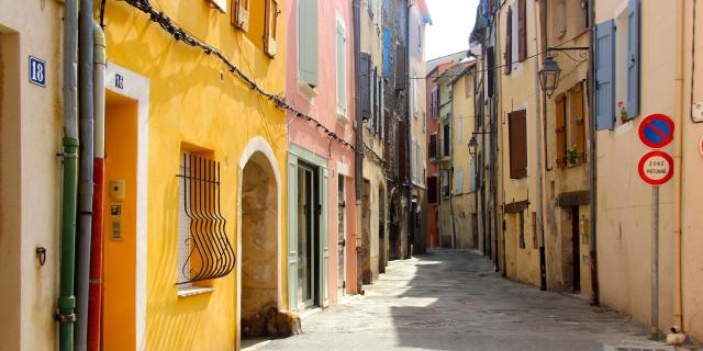 Malerische Gasse in Manosque, Provence