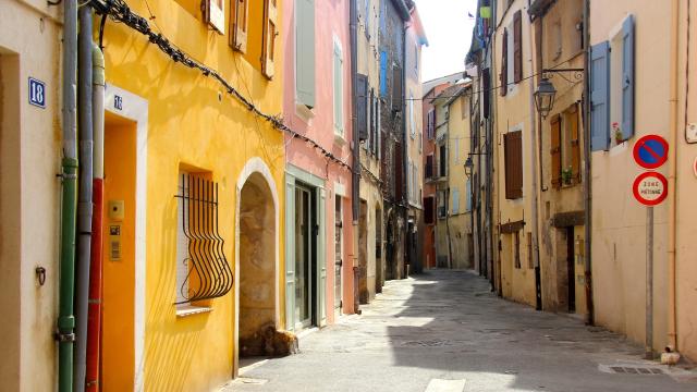 Malerische Gasse in Manosque, Provence