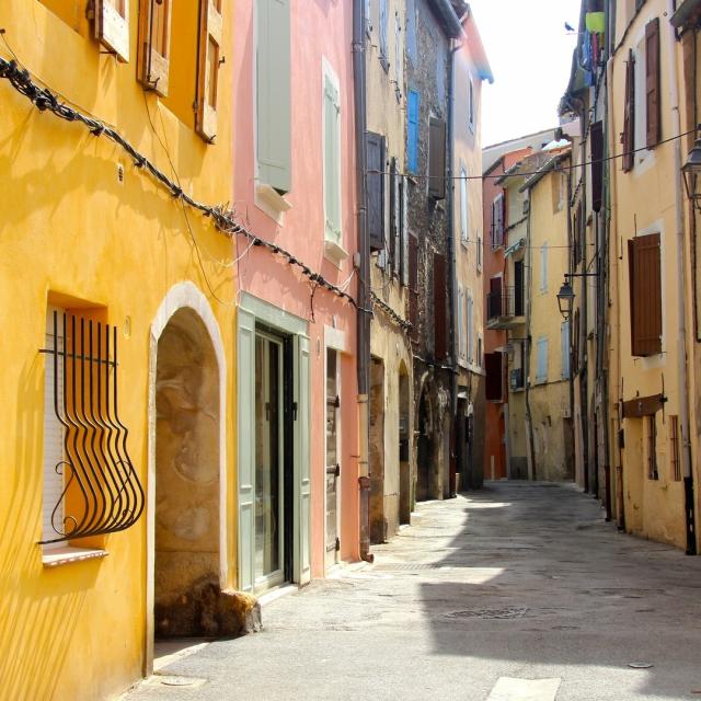 Malerische Gasse in Manosque, Provence