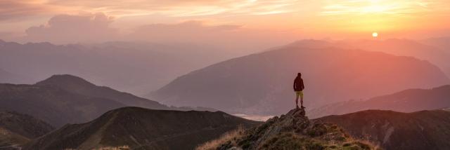 homme au sommet des Alpes du sud