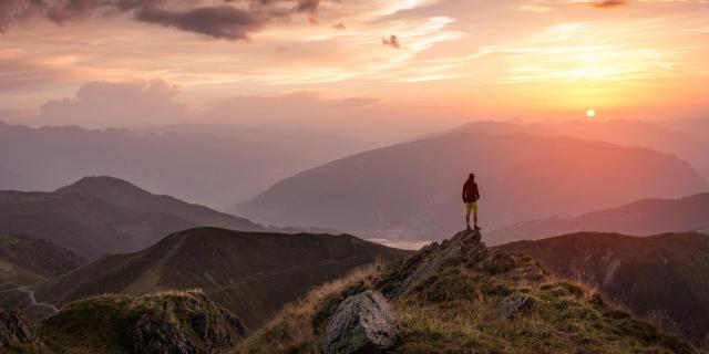 homme au sommet des Alpes du sud