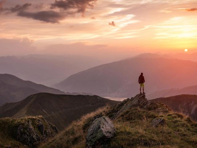 homme au sommet des Alpes du sud