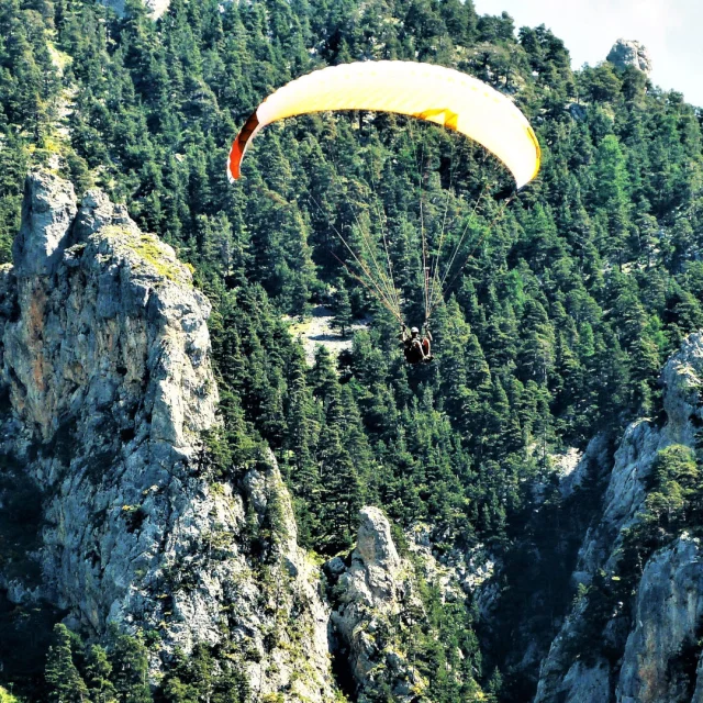 Parapente survolant La Colmiane