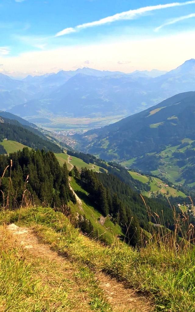 Vje des Préalpes randonnée paysage moyenne montagne / view mountain middle altitude green landscape