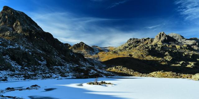 ilot sur le lac fourca vallée des merveilles