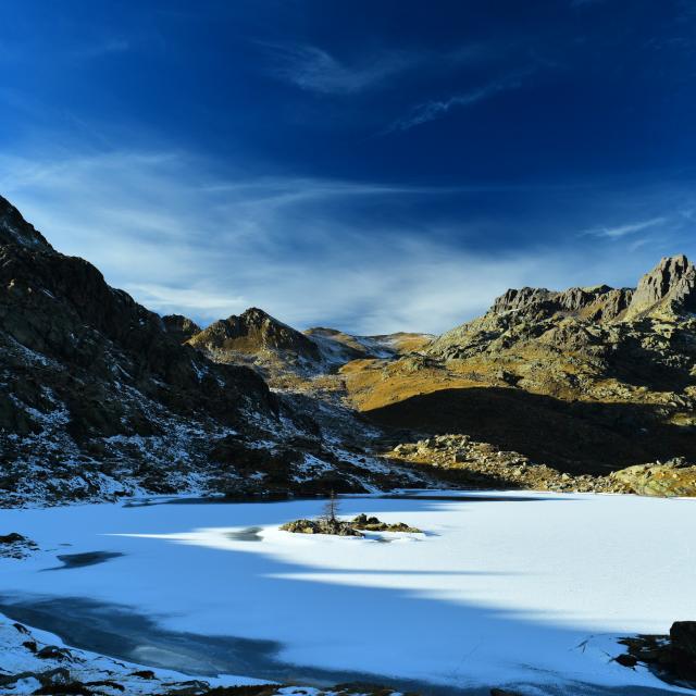 ilot sur le lac fourca vallée des merveilles