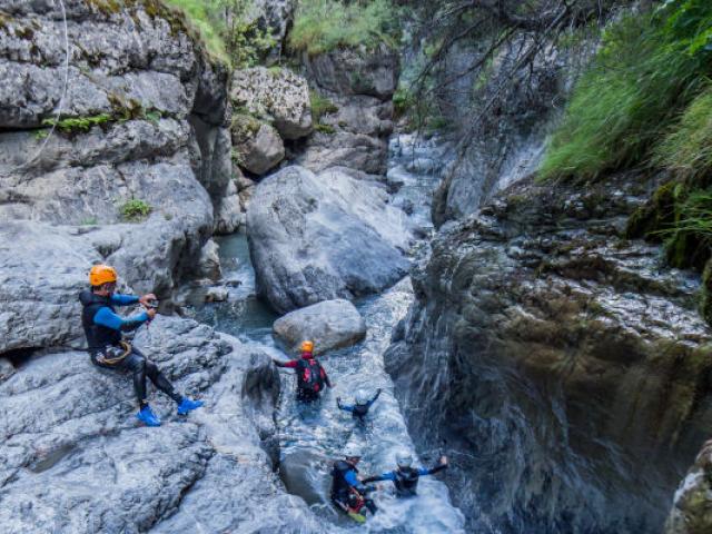 canyoning-fournel-groupe-activite-alpes-jannovakphotography-resize-1.jpg