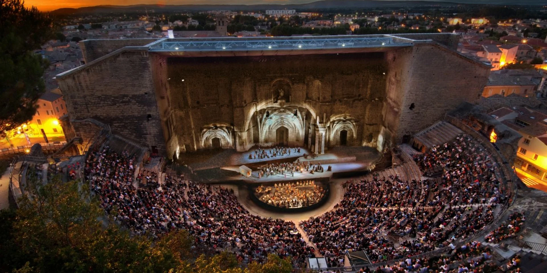 Vorstellung der Chorégies im antiken Theater von Orange aus der Vogelperspektive