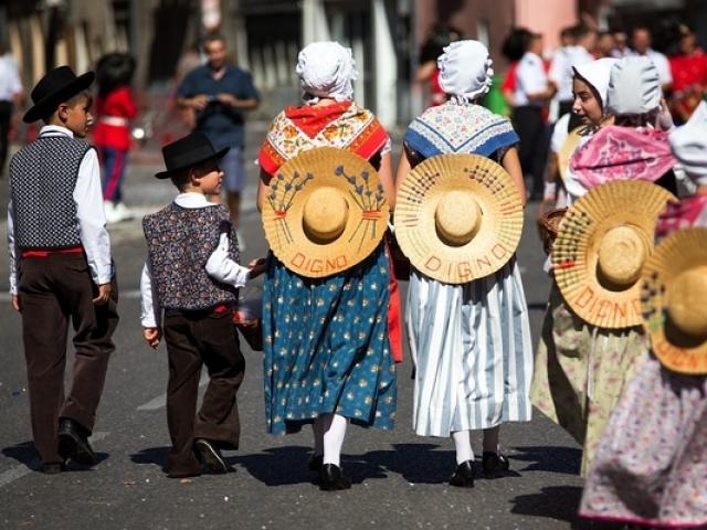 fete-corsolavande-dignelesbains-provence-mboutin.jpg