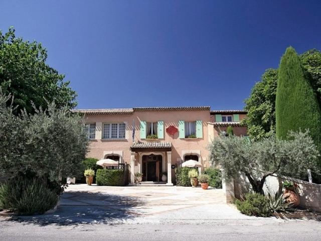 hotel-labonneetape-chateauarnoux-provence.jpg