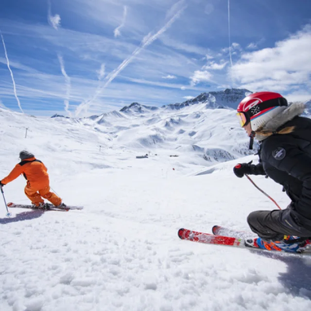 Two skiers on the slopes of Risoul
