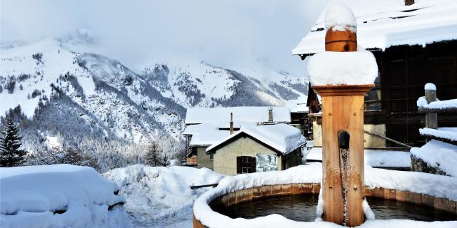 Vue sur la fontaine du village de Saint-Véran dans les Alpes