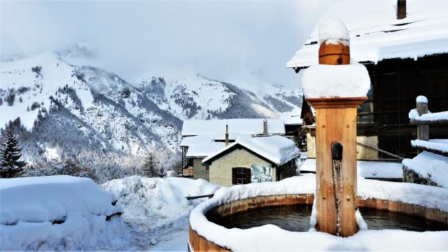 Vue sur la fontaine du village de Saint-Véran dans les Alpes