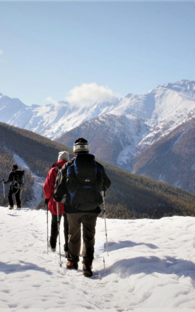 Randonnée nature dans le Queyras enneigé dans les Alpes