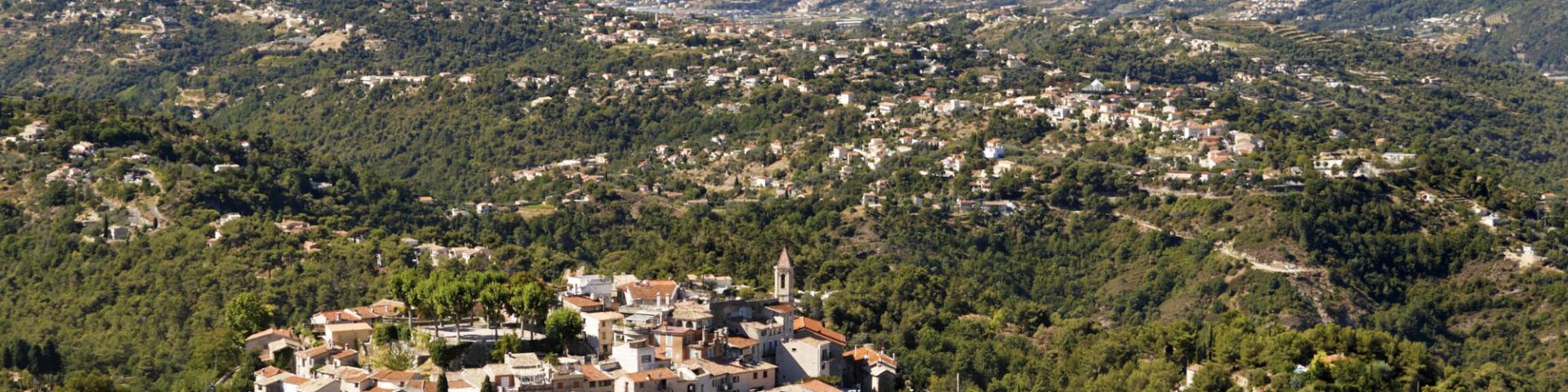 Vue panoramique sur Aspremont, l'arrière-pays niçois et la Côte d'Azur