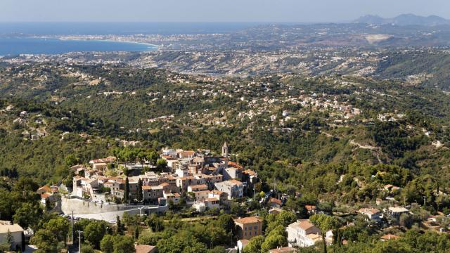 Vue panoramique sur Aspremont, l'arrière-pays niçois et la Côte d'Azur