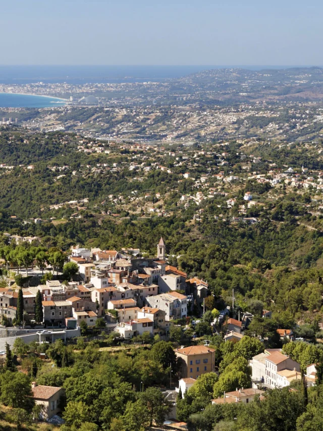 Vue panoramique sur Aspremont, l'arrière-pays niçois et la Côte d'Azur
