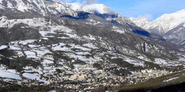 Vue sur Barcelonnette enneigé, dans la Vallée de l'Ubaye, dans les Alpes de Haute Provence