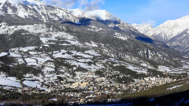 Vue sur Barcelonnette enneigé, dans la Vallée de l'Ubaye, dans les Alpes de Haute Provence