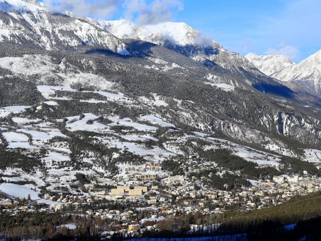 Vue sur Barcelonnette enneigé, dans la Vallée de l'Ubaye, dans les Alpes de Haute Provence