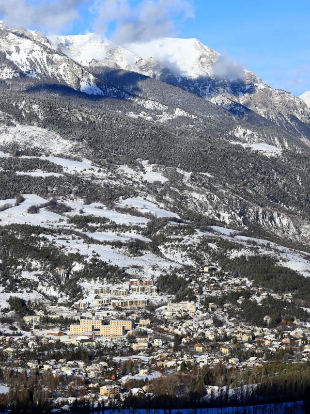 Vue sur Barcelonnette enneigé, dans la Vallée de l'Ubaye, dans les Alpes de Haute Provence