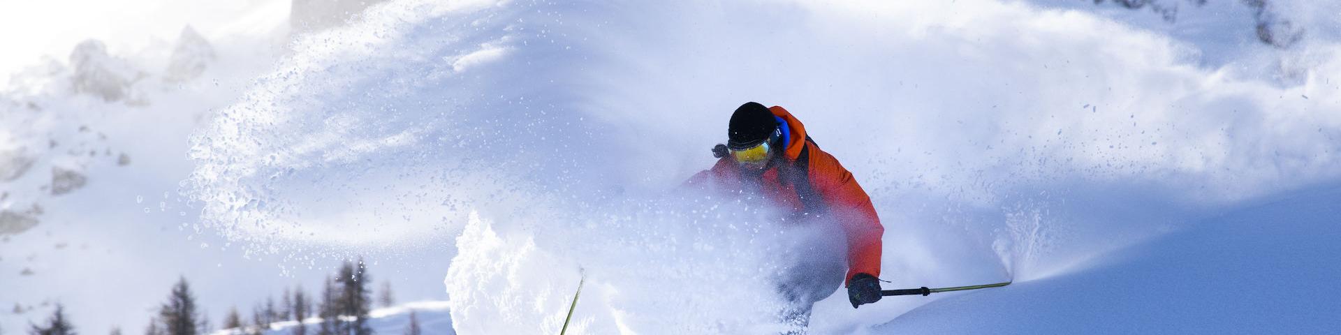 Descente en ski dans la station de Serre Chevalier dans les Alpes du Sud
