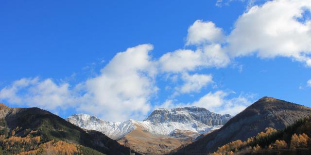 Digne-Les-Bains sommets enneigés dans les Alpes