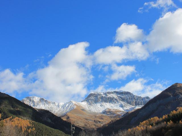 Digne-Les-Bains sommets enneigés dans les Alpes