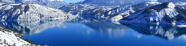 Lac de Serre Poncon, baie des Lionnets, montagne de Dormillouse dans les Hautes-Alpes