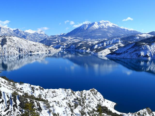 Lac de Serre Poncon, baie des Lionnets, montagne de Dormillouse dans les Hautes-Alpes