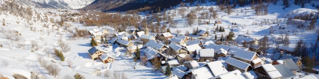 Vallée de la Clarée Briançonnais en hiver à Névache