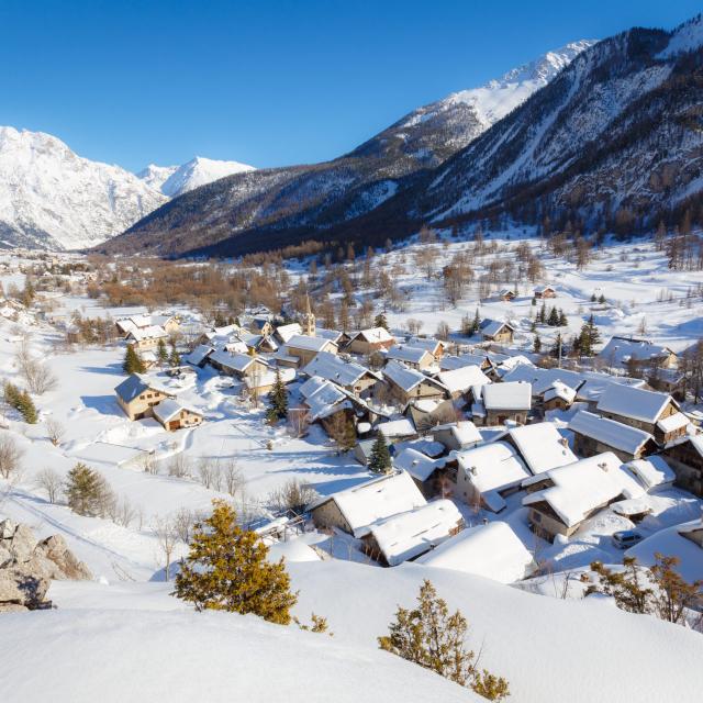 Vallée de la Clarée Briançonnais en hiver à Névache