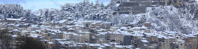 Vue sur Sisteron sous la neige, la citadelle et la Durance en premier plan, dans les Alpes de Haute Provence