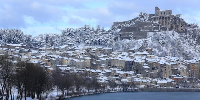 Vue sur Sisteron sous la neige, la citadelle et la Durance en premier plan, dans les Alpes de Haute Provence