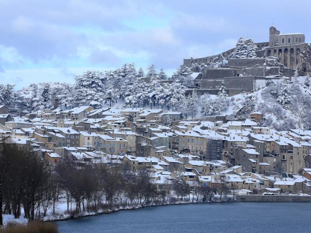 Vue sur Sisteron sous la neige, la citadelle et la Durance en premier plan, dans les Alpes de Haute Provence