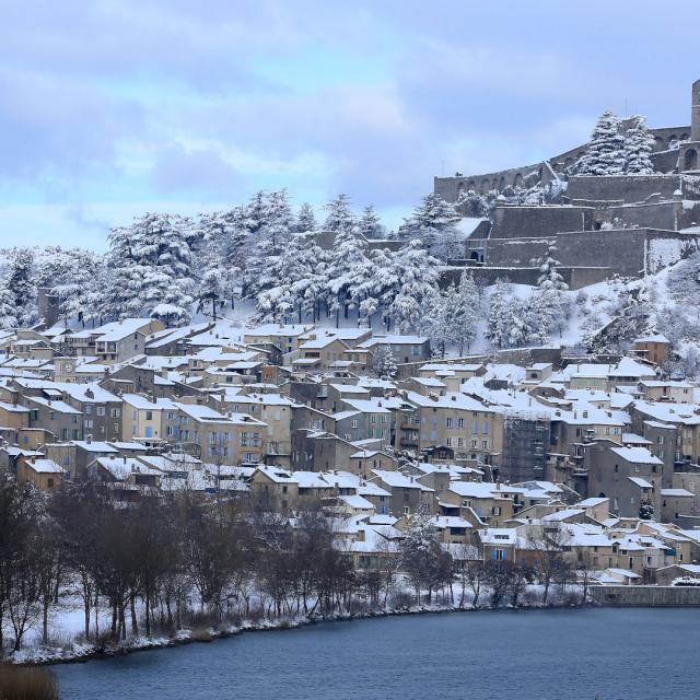 Vue sur Sisteron sous la neige, la citadelle et la Durance en premier plan, dans les Alpes de Haute Provence