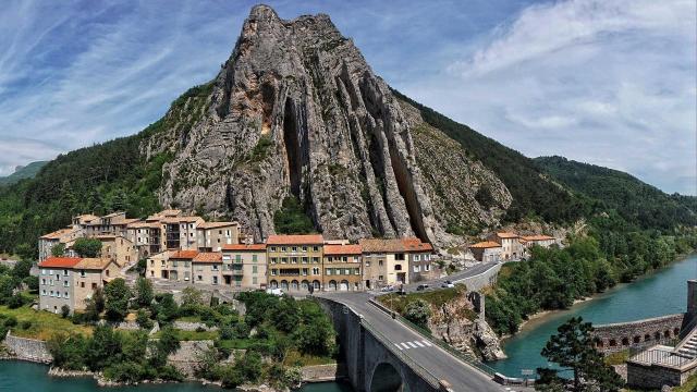 sisteron-rock-3081950-1920.jpg