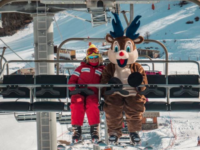 station-auron-hiver-alpes-mascotte-planssurlacomete.jpg