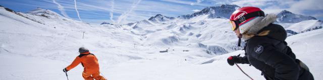 Skieurs dans la station de Risoul dans les Alpes du Sud en hiver