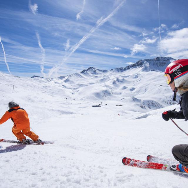 Skieurs dans la station de Risoul dans les Alpes du Sud en hiver