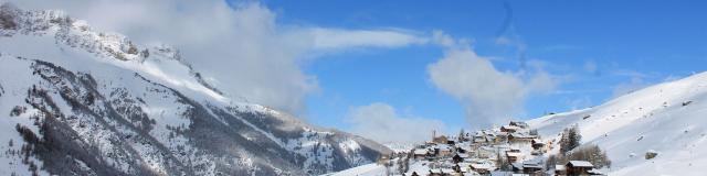 Village Saint-Véran sous la neige dans la Vallée Guillestrois-Queyras dans les Hautes-Alpes