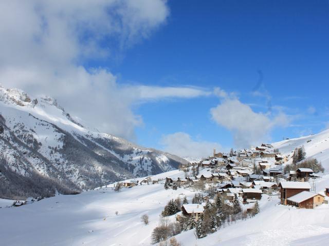 Village Saint-Véran sous la neige dans la Vallée Guillestrois-Queyras dans les Hautes-Alpes