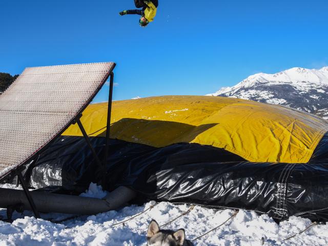 Saut en ski sur le Air Bag Géant dans la station Le Sauze dans les Alpes